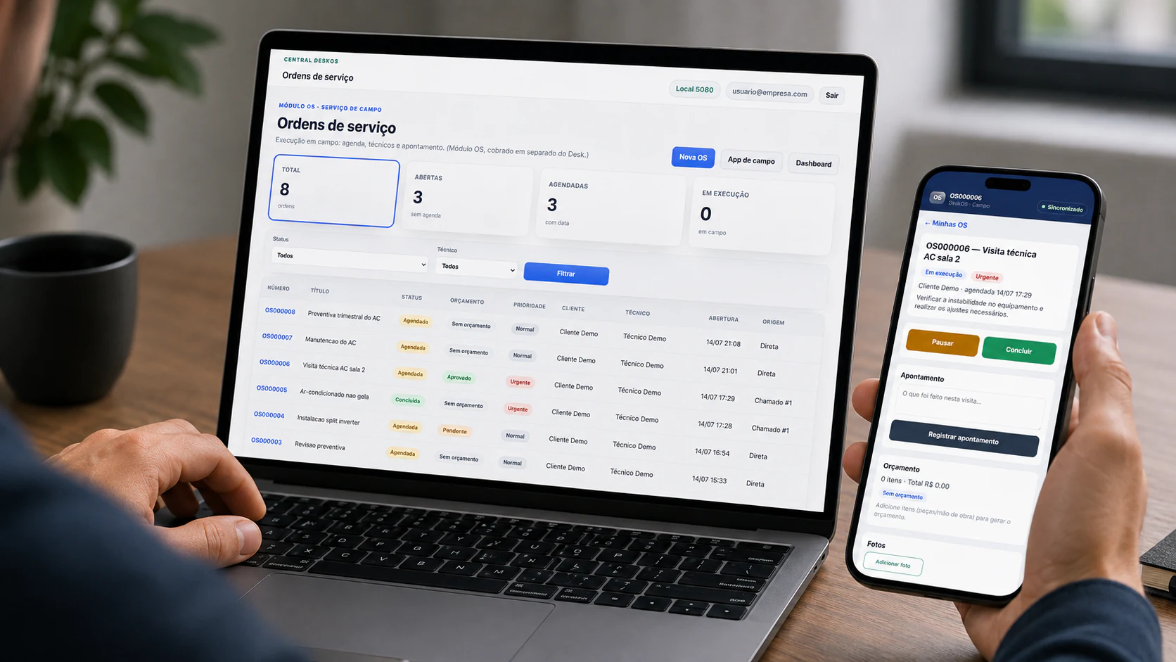 DeskOS aberto em um notebook para gest&atilde;o de ordens de servi&ccedil;o e app de campo aberto no celular para execu&ccedil;&atilde;o t&eacute;cnica.